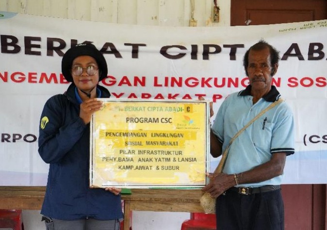 Pihak perusahaan memberikan bantuan bahan pokok makanan kepada perwakilan lansia dananak yatim piatu di Kampung Subur, Kabupaten Boven Digoel, Provinsi Papua Selatan – Surya Papua/IST 