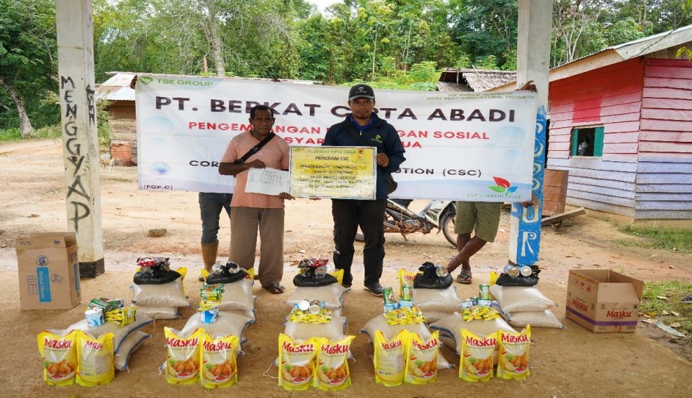 Seorang lansia di Kampung Aiwat menerima bantuan bahan makanan pokok dari TSE Group – Surya Papua/IST