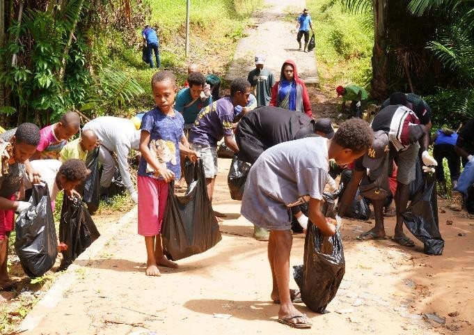 Kolaborasi Antara pihak perusahaan dan masyarakat dalam kegiatan bersih-bersih lingkungan – Surya Papua/IST