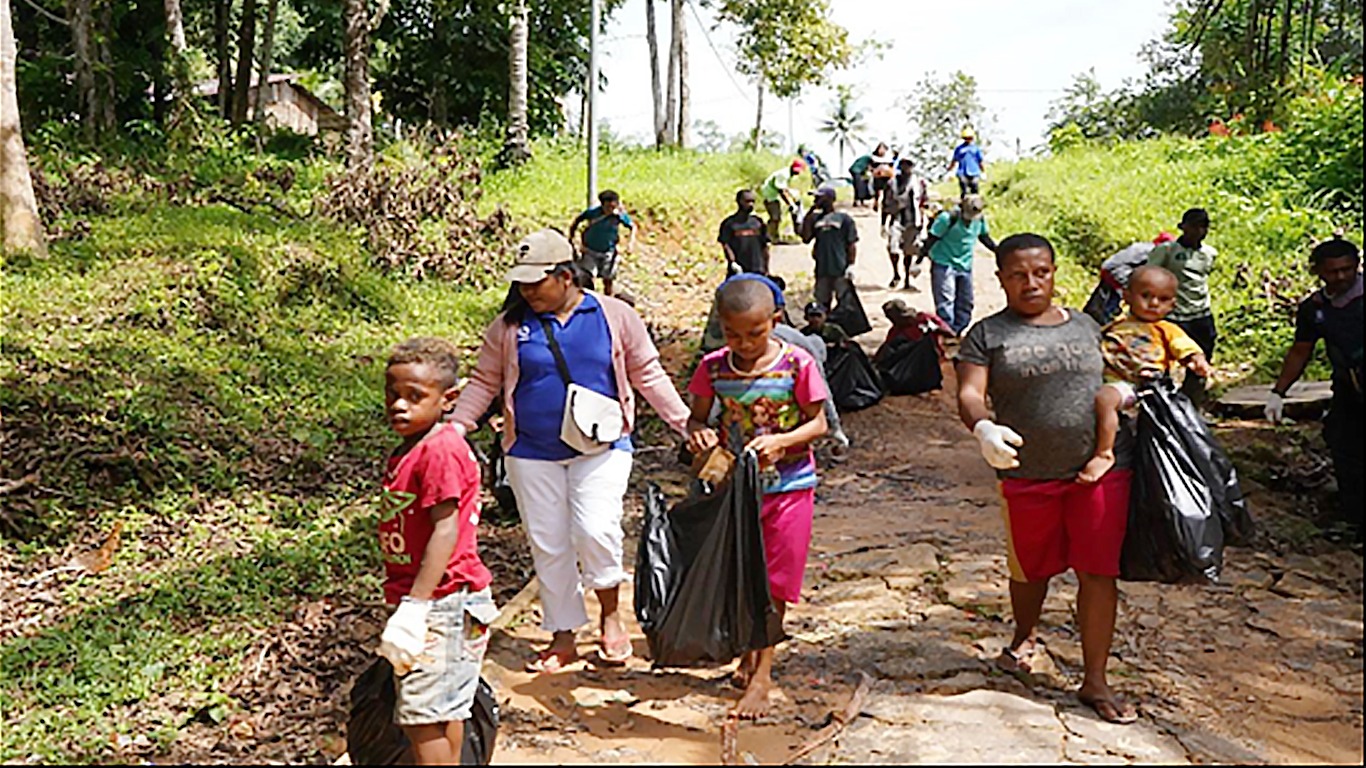 Kegiatan pengumpulan sampah yang dilakukan masyarakat bersama pihak perusahan untuk menjaga agar lingkungan tetap bersih – Surya Papua/IST