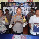 Kapolres Merauke, AKBP I Ketut Suarnaya menunjuk barang bukti sabit yang digunakan pelaku membunuh isterinya – Surya Papua/Frans Kobun