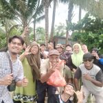 Kebersamaan rekan-rekan jurnalis yang diabadaikan dalam gambar saat di Pantai Lampu Satu, Kelurahan Samkai, Kabupaten Merauke, Provinsi Papua Selatan tadi siang – Surya Papua/Frans Kobun