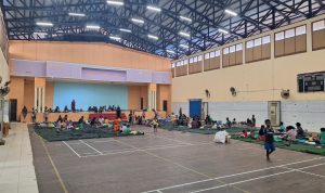 200-an warga yang dievakuasi sementara untuk tinggal di GOR Hiad sai setelah rumahnya terendam – Surya Papua/Frans Kobun