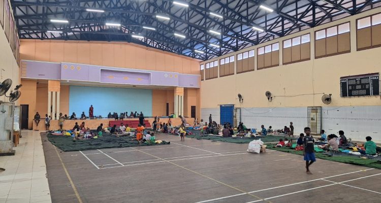 200-an warga yang dievakuasi sementara untuk tinggal di GOR Hiad sai setelah rumahnya terendam – Surya Papua/Frans Kobun