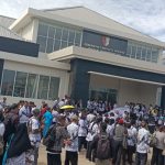 Ratusan guru yang memadati halaman Kantor Dinas Pendidikan dan Pengajaran Kabupaten Merauke – Surya Papua/Frans Kobun