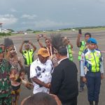 Bupati Merauke, Romanus Mbaraka sedang bersalaman dengan Menteri Pertanian RI, Amran Sulaiman – Surya Papua/Frans Kobun