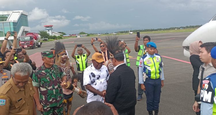 Bupati Merauke, Romanus Mbaraka sedang bersalaman dengan Menteri Pertanian RI, Amran Sulaiman – Surya Papua/Frans Kobun