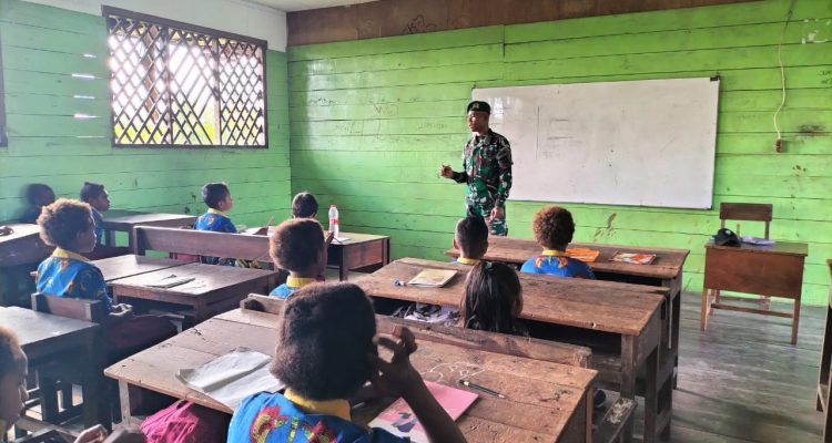 Salah seorang prajurit TNI sedang mengajar di SDN Wogikel- Wanam, Distrik Ilwayab, Kabupaten Merauke – Surya Papua/IST