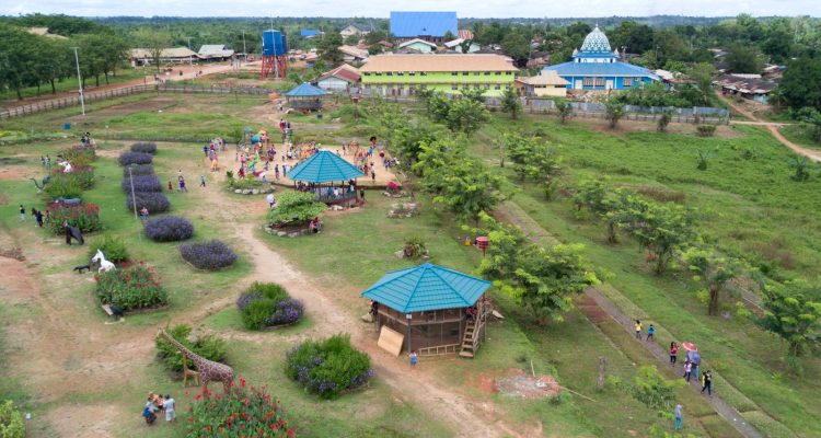 Sejumlah fasilitas umum yang berada di Asiki, mulai dari Taman bermain, Rumah Ibadah dan Sekolah yang dibangun TSE Group – Surya Papua/IST