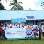 Foto bersama di halaman SMPN Ujungkia usai kegiatan edukasi sosial kepada siswa-siswi yang diberikan TSE Group – Surya Papua/IST