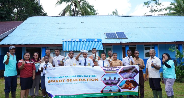 Foto bersama di halaman SMPN Ujungkia usai kegiatan edukasi sosial kepada siswa-siswi yang diberikan TSE Group – Surya Papua/IST