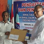 Apolo Safanpo sedang mendaftar di Partai Demokrat untuk maju bertarung dalam Pilgup Papua Selatan – Surya Papua/IST
