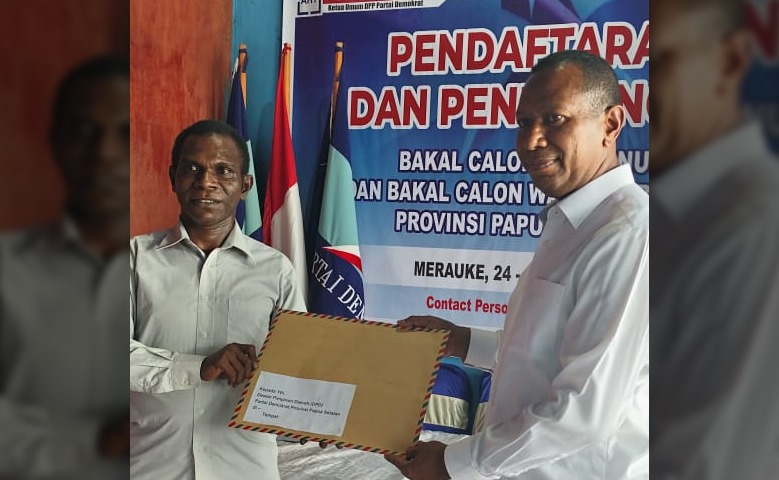 Apolo Safanpo sedang mendaftar di Partai Demokrat untuk maju bertarung dalam Pilgup Papua Selatan – Surya Papua/IST