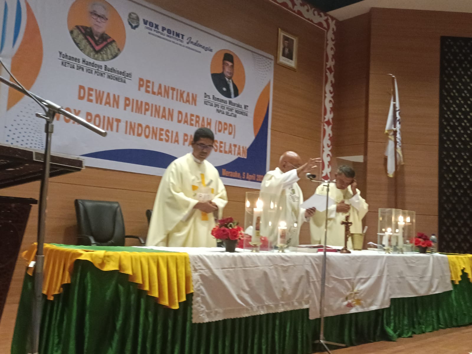 Tiga pastor yang memimpin perayaan misa, Pastor Emanuel Djogo, Pr (kiri), Pastor John Kandam, Pr (tengah) serta Pastor Miller SEnbduk, MSC (kanan) – Surya Papua/Frans Kobun