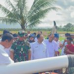 Mentan RI, Andi Amran sedang melakukan peninjauan pemasangan pompanisasi di Kampung Amunkay – Surya Papua/Frans Kobun