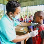 Pelayanan kesehatan gartis yang dilakukan di Kampung Selil oleh tenaga medis dari TSE Group – Surya Papua/IST