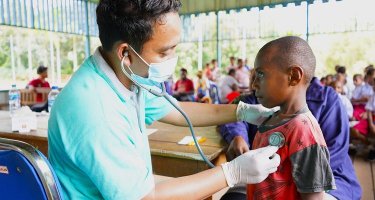 Pelayanan kesehatan gartis yang dilakukan di Kampung Selil oleh tenaga medis dari TSE Group – Surya Papua/IST
