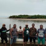 Pasukan Hengky Kirwelak foto bersama di speedboat sebelum perjalananan menuju ke Pulau Habe, Kampung Wambi, Distrik Okaba, Kabupaten Merauke, Provinsi Papua Selatan – Suya Papua/Frans Kobun