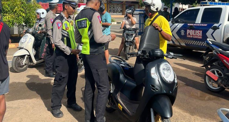 Razia kendaraan oleh anggota polisi di depan Santlantas Polres Merauke – Surya Papua/IST