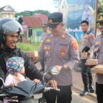 takjil 1 Pembagian takjil dipimpin langsung Kapolres Merauke, Ajun Komisaris Besar Polisi (AKBP) I Ketut Suarnaya bersama anggotanya kepada warga – Surya Papua/Frans Kobun