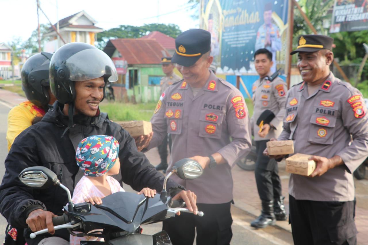 Pembagian takjil dipimpin langsung Kapolres Merauke, Ajun Komisaris Besar Polisi (AKBP) I Ketut Suarnaya bersama anggotanya kepada warga – Surya Papua/Frans Kobun