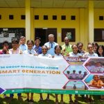 Foto bersama pihak perusahan dan para guru serta siswa-siswi SMKN 3 Boven Digoel – Surya Papua/IST