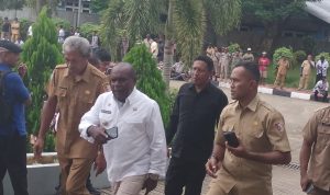 Bupati Merauke, Romanus Mbaraka saat menemui ribuan guru ketika melakukan aksi demonstrasi di halaman kantor bupati – Surya Papua/Frans Kobun