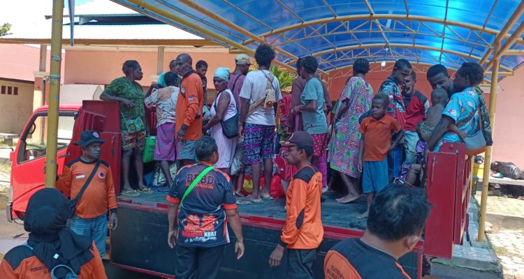 Masyarakat sedang dipulangkan dengan naik ke truk yang disiapkan oleh Badan Penanngulangan Bencana Kabupaten Merauke – Surya Papua/Frans Kobun