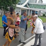 Ketua Dewan Pimpinan Nasional (DPN) Vox Point Indonesia, Yohanes Handoyo Budhisedjati sedang dikalungkan saat tiba di Bandara Mopah Merauke – Surya Papua/Frans Kobun
