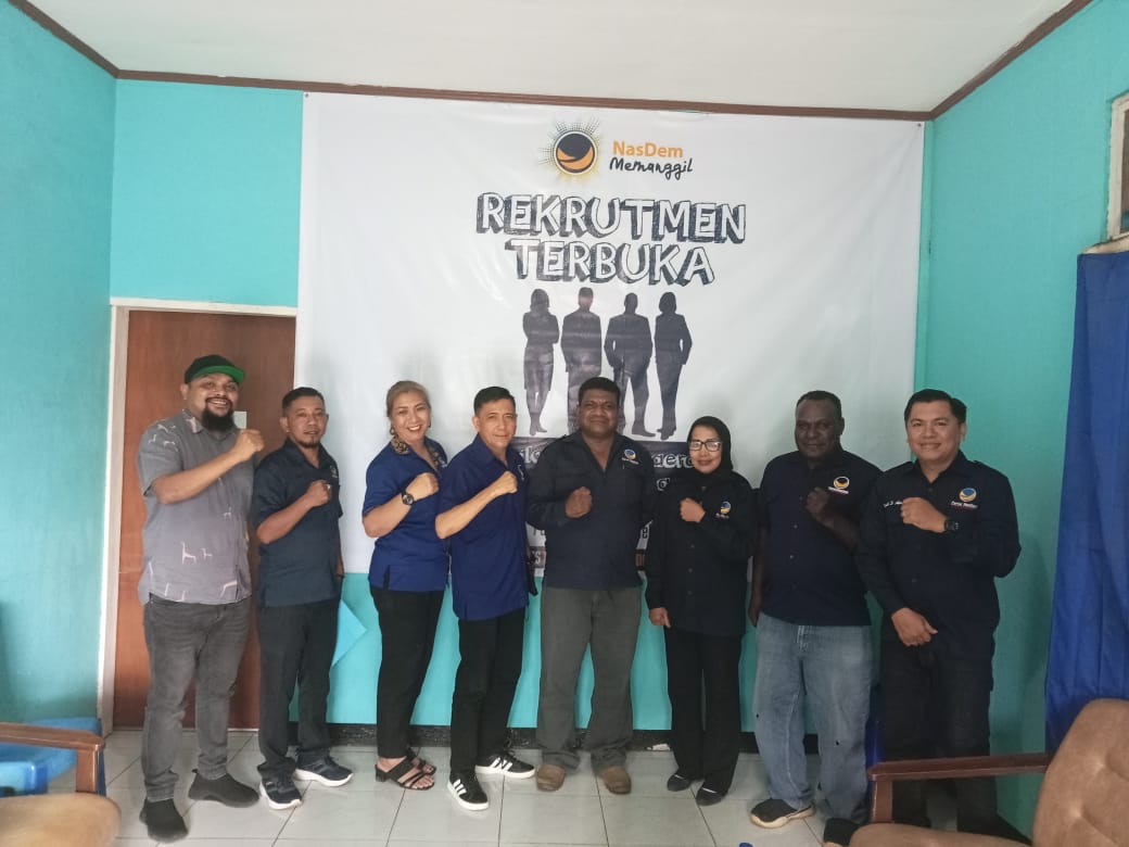 Foto bersama Bacabup Merauke, Antonius Kaize bersama panitia desk pilkada – Surya Papua/IST