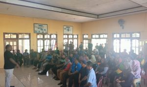 Bupati Merauke, Romanus Mbaraka sedang memberikan arahan kepada ratusan warga – Surya Papua/Frans Kobun