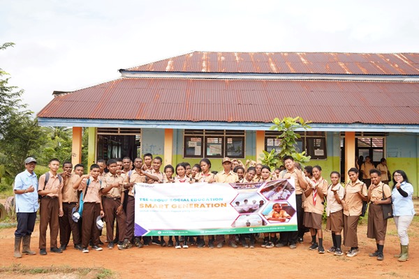 Foto bersama usai  kegiatan program edukasi social yang diselenggarakan TSE Group  – Surya Papua/IST