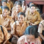 Para siswa-siswi SMAN Asiki tengah mengikuti Program Edukasi Sosial yang digelar TSE Group – Surya Papua/IST