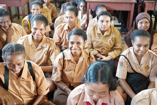 Para siswa-siswi SMAN Asiki tengah mengikuti Program Edukasi Sosial yang digelar TSE Group – Surya Papua/IST