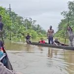 Masyarakat terpaksa diseberangkan dengan perahu milik masyarakat ketika akan ke kota maupun menuju Boven Digoel – Surya Papua/IST