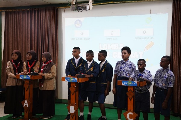 Para peserta lomba cerdas cermat dari sejumlah sekolah sedang foto bersama usai perlombaan – Surya Papua/IST