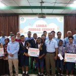 Foto bersama dengan siswa-siswi peraih juara lomba cerdas cermat yang diselenggarakan TSE Group – Surya Papua/IST