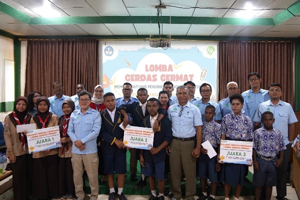 Foto bersama dengan siswa-siswi peraih juara lomba cerdas cermat yang diselenggarakan TSE Group – Surya Papua/IST