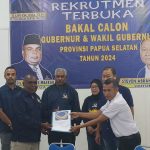 Bakal Calon Gubernur Papua Selatan, Romanus Barakaa saat mengembalikan berkas di tim verifikasi partai tersebut – Surya Papua/Frans Kobun
