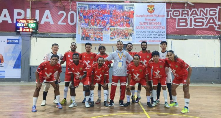 Tim HAWK FRC yang masuk final untuk memperebutkan juara I dan II sedang foto bersama Manajer HAWK FRC Merauke, Corneles Upessy – Surya Papua/IST