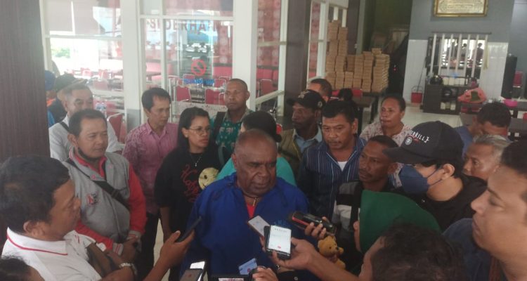 Bupati Merauke, Romanus Mbaraka didampingi belasan kepala kampung berikan keterangan pers kepada sejumlah wartawan – Surya Papua/Frans Kobun