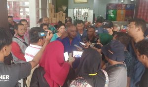 Romanus Mbaraka yang juga Ketua DPW Partai NasDem Provinsi Papua Selatan sedang bicara – Surya Papua/Frans Kobun