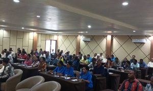 Seratusan lebih peserta yang mengikuti diskusi panel pendidikan di Hotel Corein – Surya Papua/Frans Kobun