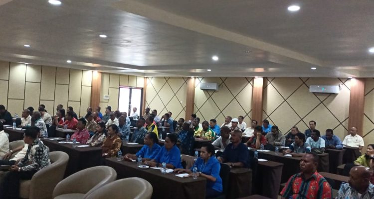 Seratusan lebih peserta yang mengikuti diskusi panel pendidikan di Hotel Corein – Surya Papua/Frans Kobun