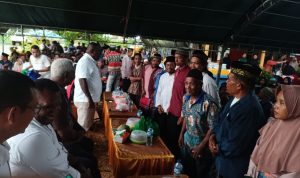 Bupati Merauke, Romanus Mbaraka sedang berdialog dengan masyarakat di Kampung Rawasari saat buka puasa bersama bulan Maret lalu – Surya Papua/Frans Kobun