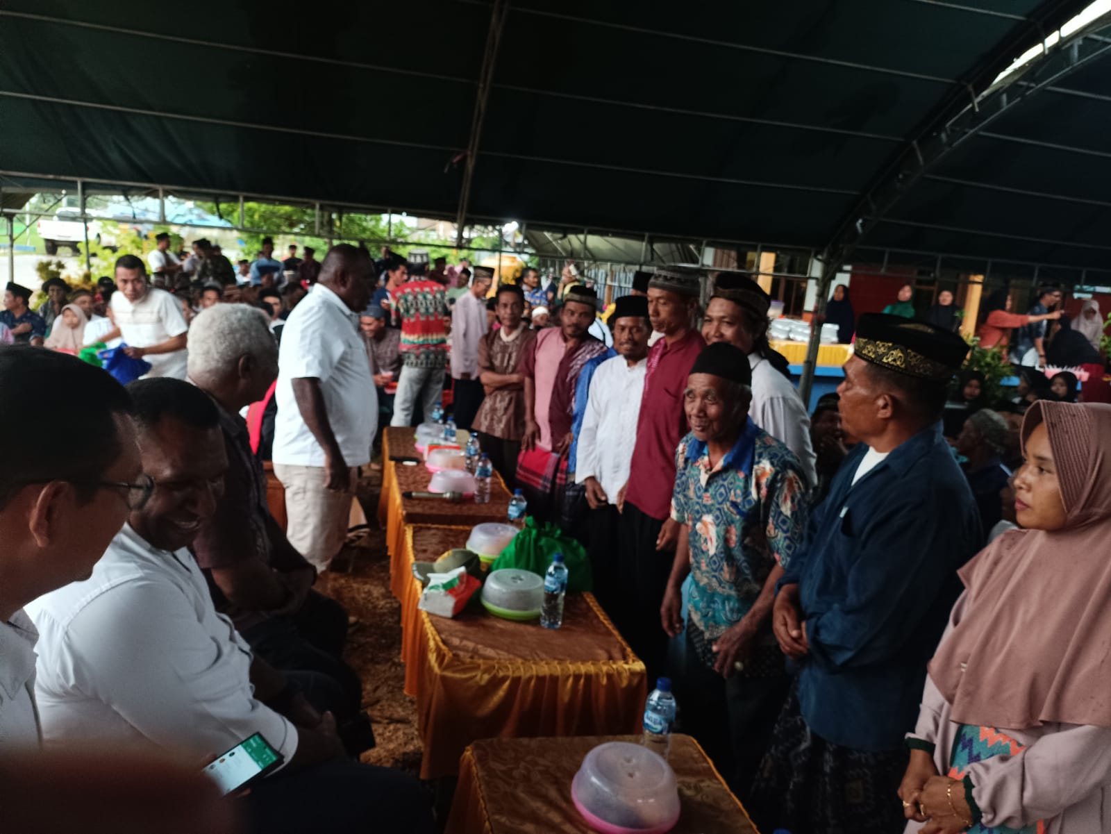 Bupati Merauke, Romanus Mbaraka sedang berdialog dengan masyarakat di Kampung Rawasari saat buka puasa bersama bulan Maret lalu – Surya Papua/Frans Kobun