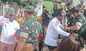 Bupati Merauke, Romanus Mbaraka dan Penjabat Gubernur Papua Selatan, Apolo Safanpo bersama Forkopimda saat menyambut kedatangan KASAD, Jenderal TNI Maruli Simanjuntak di Bandara Mopah- Surya Papua/Frans Kobun