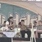 Gus Miftah sedang memberikan ceramah dihadapan ribuan masyarakat di Lapangan Kurik – Surya Papua/Frans Kobun