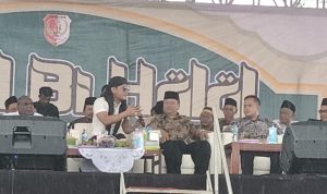 Gus Miftah sedang memberikan ceramah dihadapan ribuan masyarakat di Lapangan Kurik – Surya Papua/Frans Kobun