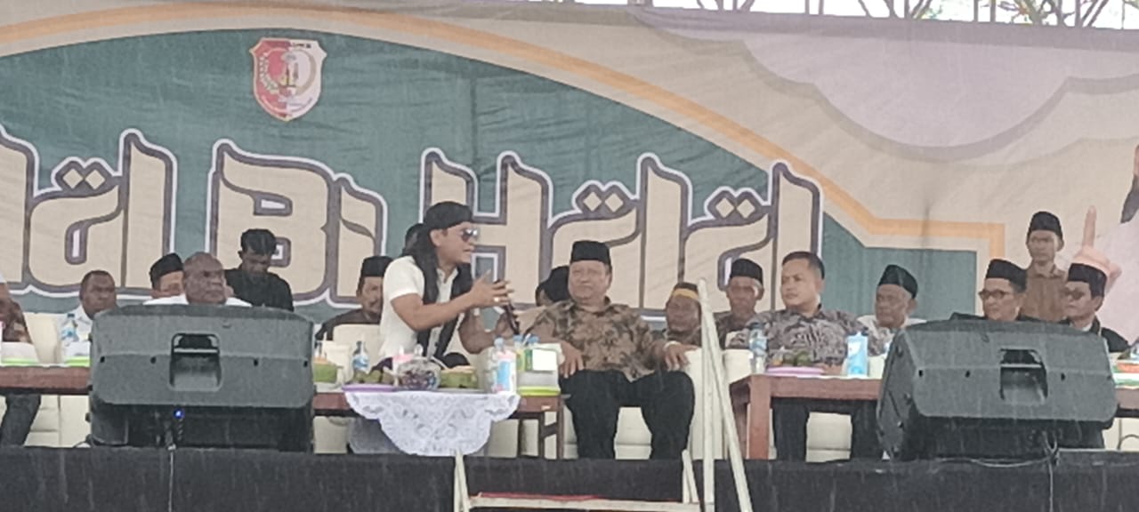 Gus Miftah sedang memberikan ceramah dihadapan ribuan masyarakat di Lapangan Kurik – Surya Papua/Frans Kobun